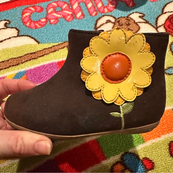 Toddler girls 👧 Gymboree sunflower 🌻 boots 👢 - Picture 3 of 6
